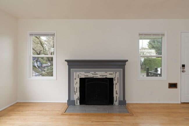 Building Photo - Charming 2 Bedroom in NE Portland – Fireplace, Hardwood Floors & Pet Friendly!