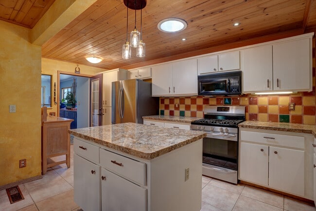 Photo - 1825 Vanderhoef Ln