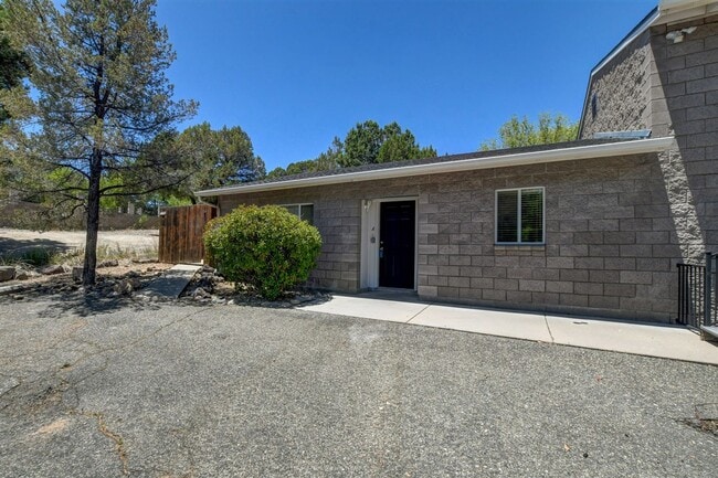 Building Photo - 114 Bradshaw Dr Unit A