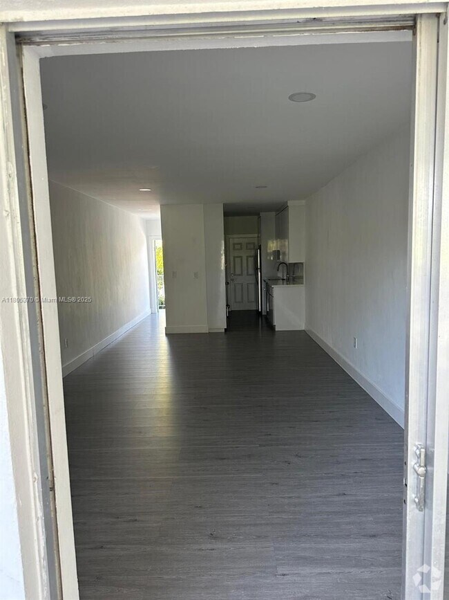 Building Photo - 1590 NE 127th St Unit 205 Rental