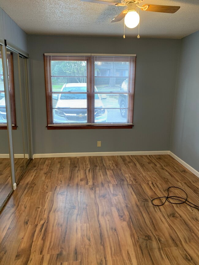 Dormitorio - 6067 Ford Ave.