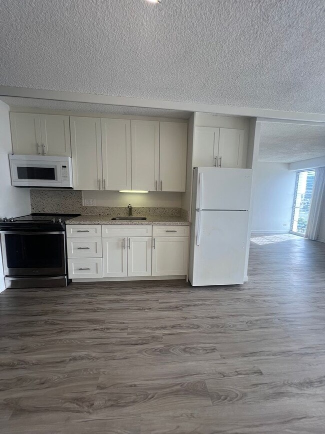 Photo - 1 Bedroom Kapiolani Manor by Ala Moana with Parking, Pool Unit 1114