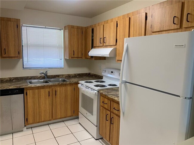 Photo - 6001 Shaker Wood Cir Unit 208