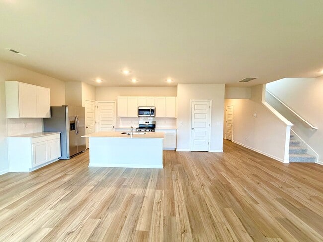 Photo - 913 Moray Ln