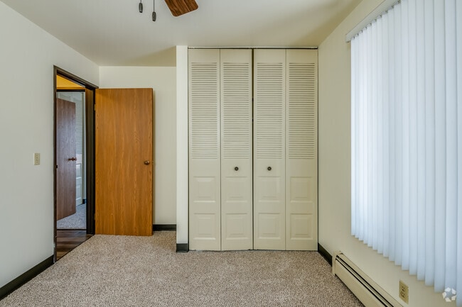 2 BR, 1 BA - 925SF