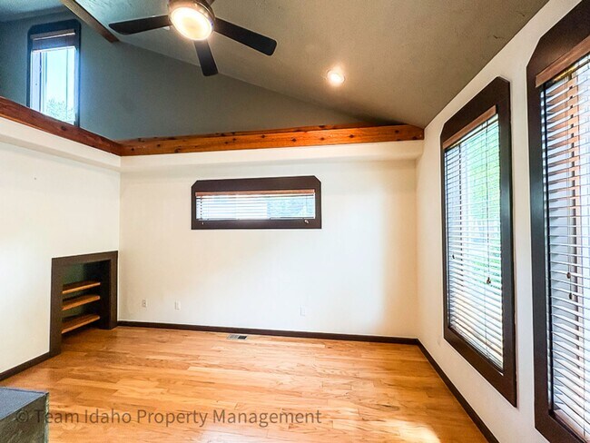 Photo - 1374 Bristol Rd