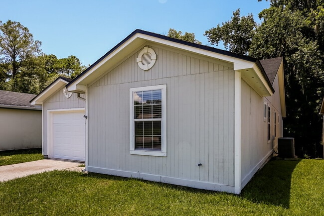 282 Aquarius Cir W
