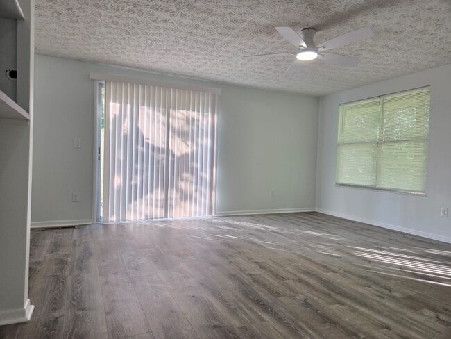 Photo - 2490 Burgandy Ln Unit 2490