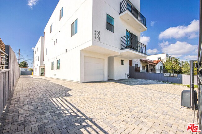 Photo - 1923 Carmona Ave Condo