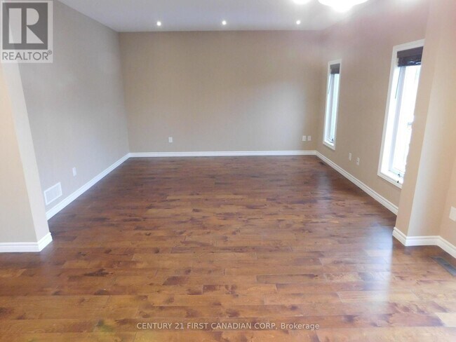 Photo - 3415 Paulpeel Ave