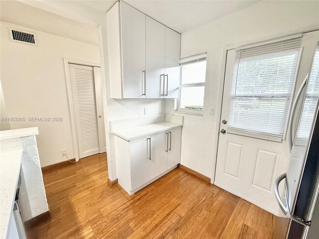 Photo - 901 NE 14th Ave Unit 104