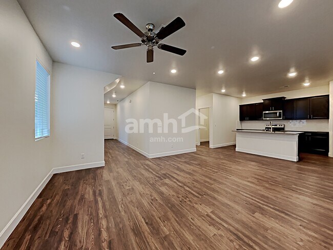 Photo - 1778 Watson St N