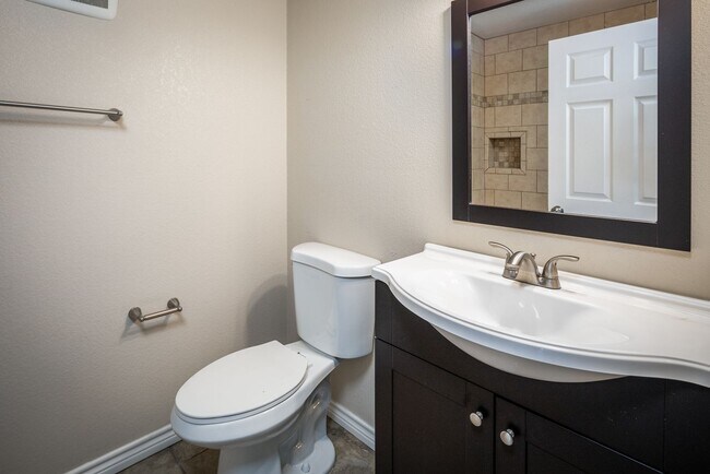 Photo - 1305 Kings Way Unit 2B