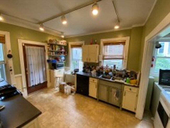 Photo - NEU 4 BR Apartment (in unit laundry!)- NO FEE - 9/1