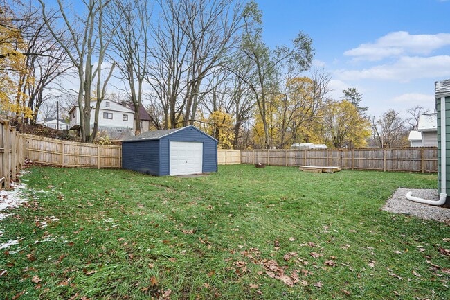 Photo - New Remodeled 3bed 1 bath home in Kalamazoo! Ask about our Deposit Free Leasing!!