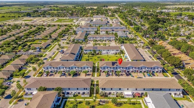 Building Photo - 1130 SW 6th Ct