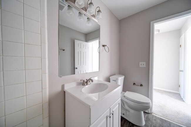 Photo - 2513 Charles Blvd Unidad 83