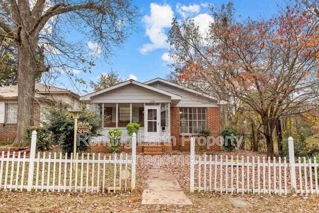 Photo - 2005 Snavely Ave SW