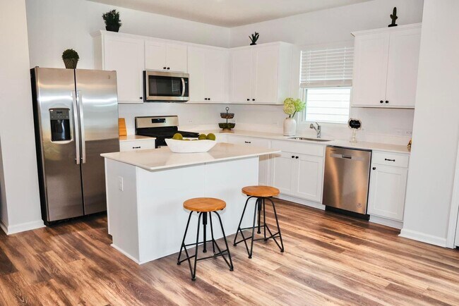 Photo - 3 bedrooms and 2 full bathroom- Located in...