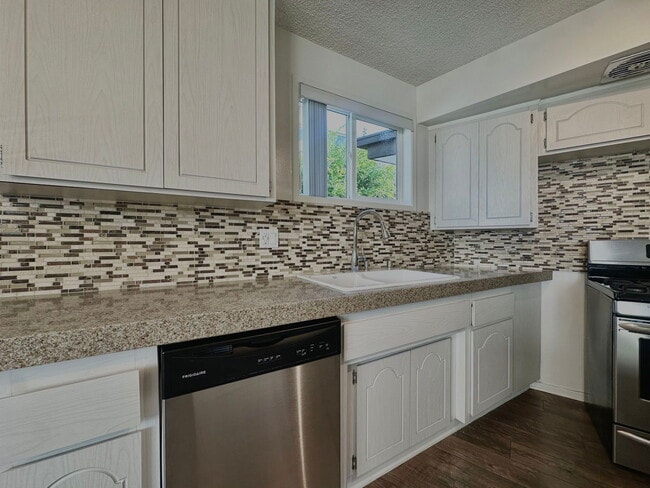 Photo - 1830 N La Brea Ave