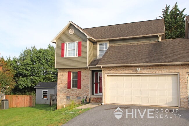 Building Photo - Spacious Duplex Living
