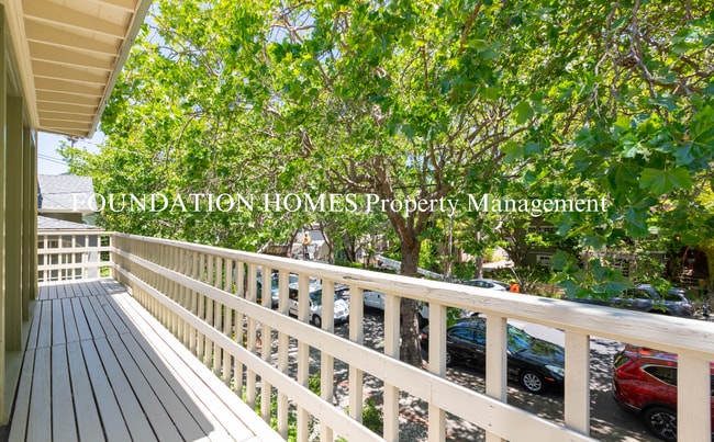 Photo - Bright & Spacious 2BD/1BA Upper-Level Dupl... Casa