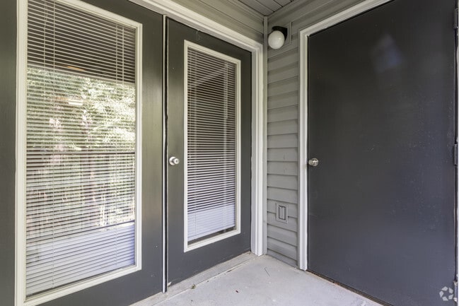 1BR, 2BA - 1100 SF
