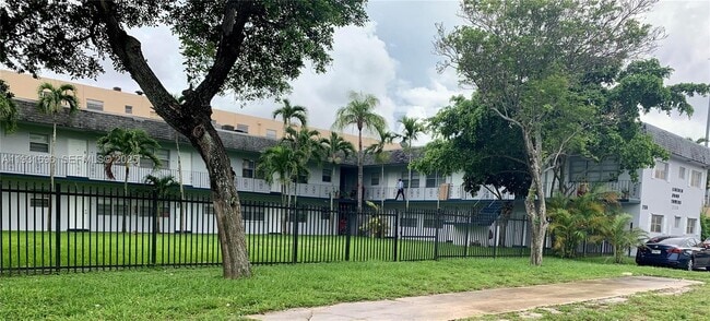 Building Photo - 2134 Lincoln St Unit 7