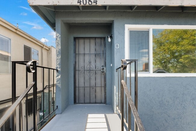 Building Photo - 4082-4084 Chamoune Unit 4084 Chamoune B