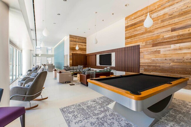 Juegue y relájese en el moderno salón para residentes. - The Apartments at CityCenter