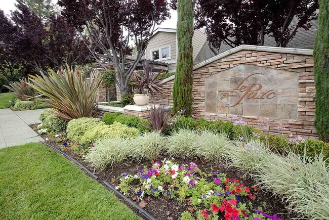 Building Photo - Le Parc Rental