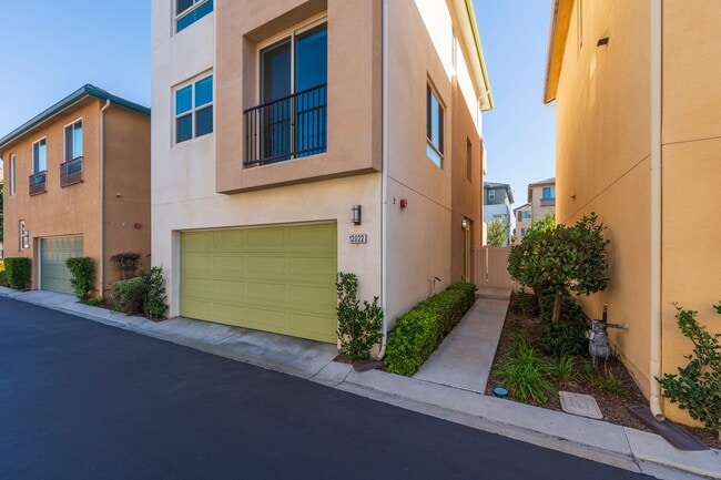 Building Photo - Secured and Quiet Townhome in Private Comm...