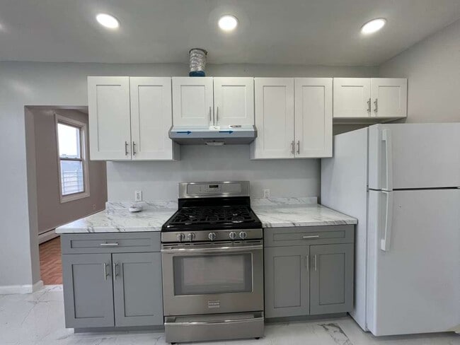 Building Photo - 677 Kennedy Blvd Unit 6