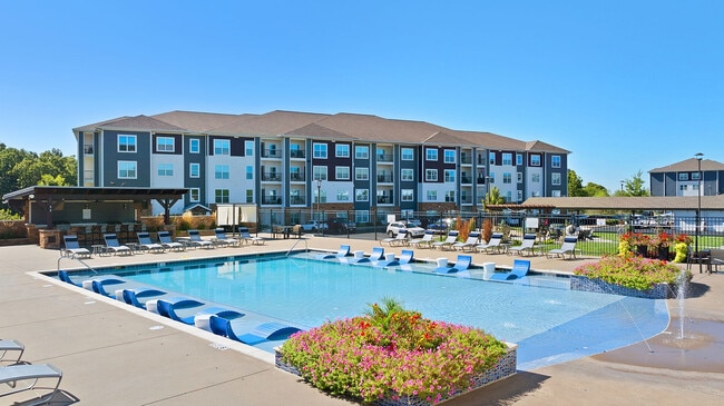 Date un refrescante chapuzón o simplemente relájate junto al agua en la terraza o en la cocina al aire libre contigua. - Kinsley Forest