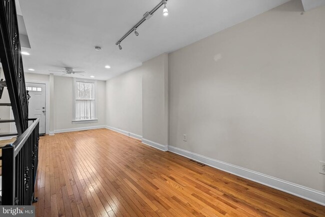 Photo - 1511 E Clement St