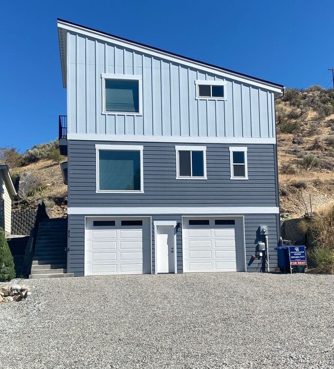 Building Photo - Year Round Rental- 4 bedroom, 2.5 bath in ...