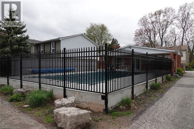 Photo - 5475 Lakeshore Rd.