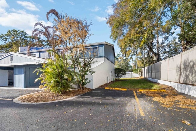 102 Lago Vista Blvd