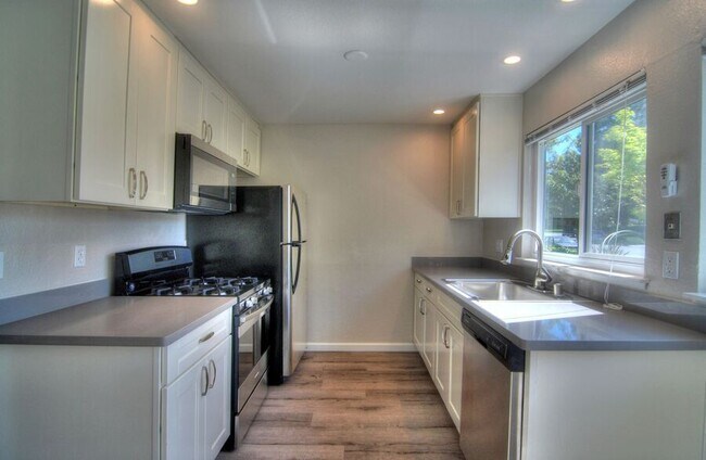 Building Photo - 300 Franciscan Ct Unit 12