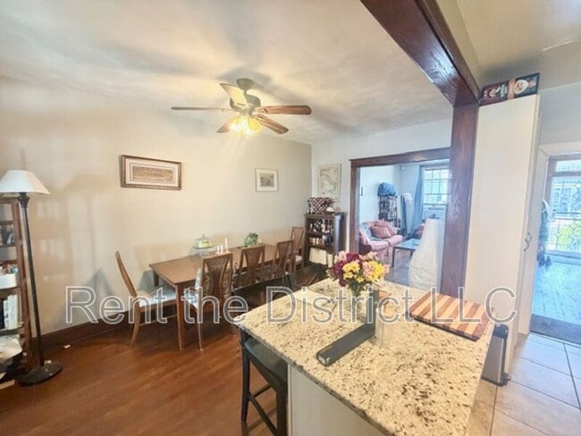Photo - 318 T St NE