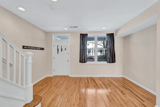 Photo - 1921 Bennett Pl NE