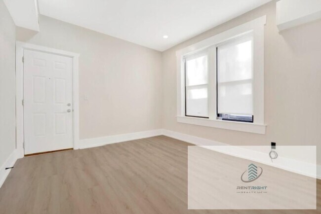 Photo - 944 N Damen Ave