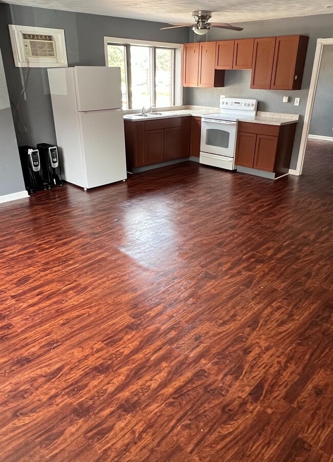 Building Photo - Springville Unit 6 Rental