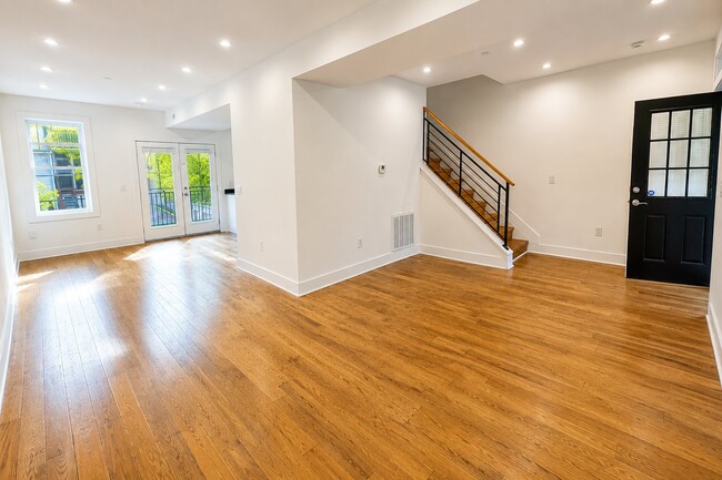 Photo - 727 Quebec Pl NW