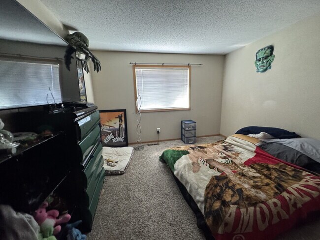 High Ceilings Townhouse Retreat: Spacious 2-Bed, 2-Bath Gem in Woodbury!