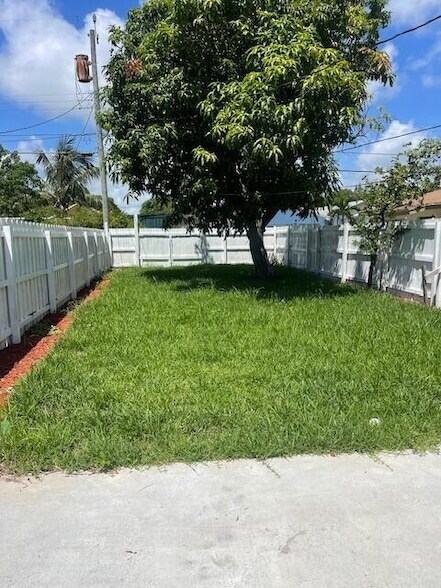 Photo - 413 N E St