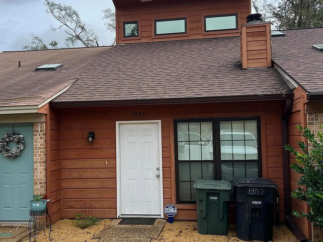 Photo - "Charming 2-Bed, 2-Bath Home in Tallahassee's Heart - Cozy 928 Sq Ft Haven!"
