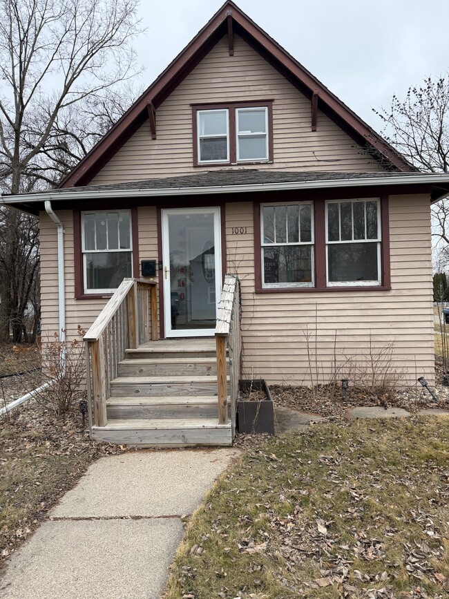 Building Photo - 1001 4th St S