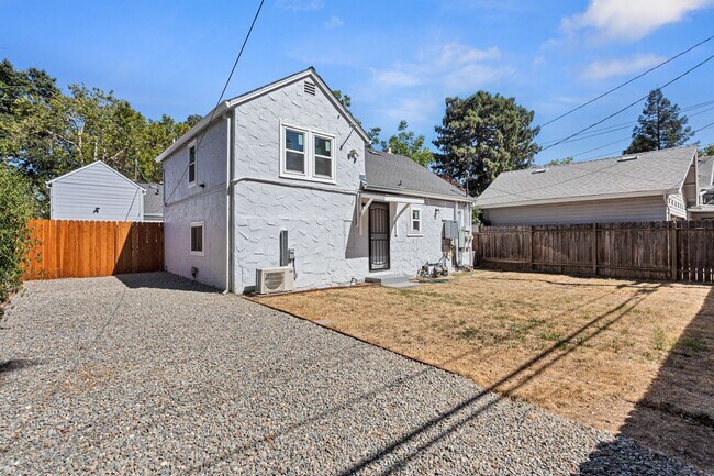 Photo - 4028 Unidad 4028 1/2 (Back)