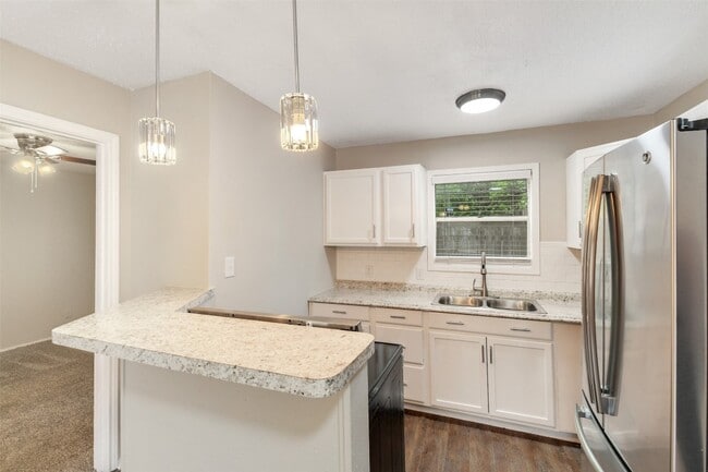 Building Photo - 1522 Broadmoor Dr Unit C